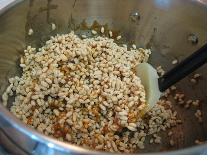 adding rice crisps to brown rice syrup mixture