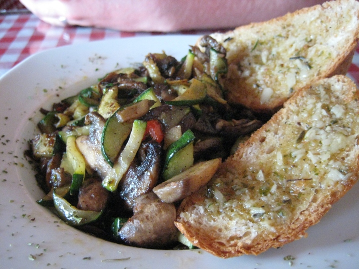 spicy mushroom and zuchhini mix with garlic bread